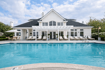 Resort-style pool & sundeck